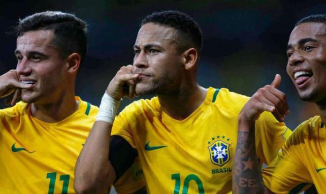 Coutinho, Neymar et Jesus célèbrent la victoire du Brésil contre l'Argentine