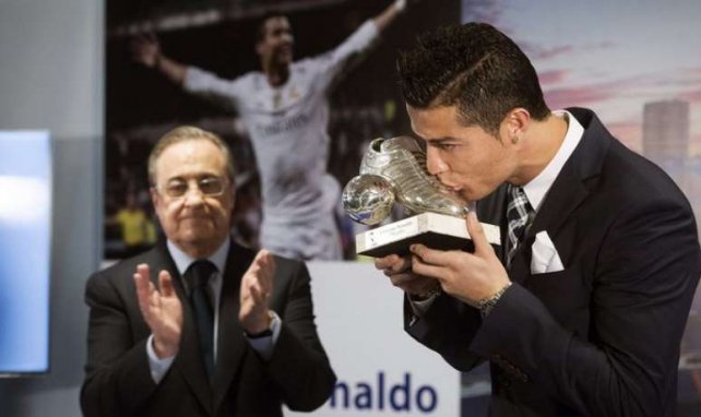 Cristiano Ronaldo embrasse, sous les yeux de Florentino Perez, son trophée de meilleur buteur de l'h