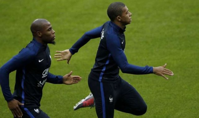 Djibril Sidibé et Kylian Mbappé lors d'un entraînement de l'équipe de France