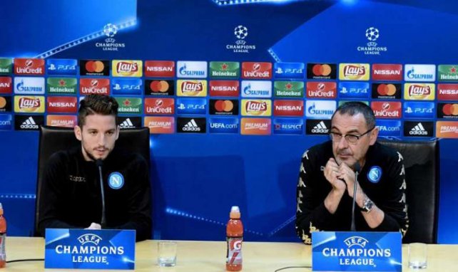 Dries Mertens et Maurizio Sarri lors d'une conférence de presse pour un match de Ligue des Champions