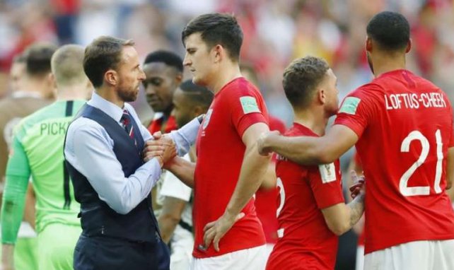Gary Southgate félicite Harry Maguire après Angleterre-Belgique en Coupe du Monde