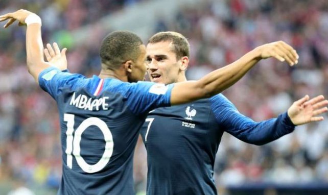 Griezmann et Mbappé se congratulent lors de la finale de la Coupe du Monde France-Croatie