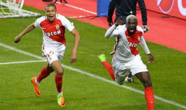 Kylian Mbappé et Tiémoué Bakayoko célèbrent un but lors de la rencontre entre Monaco et Manchester C