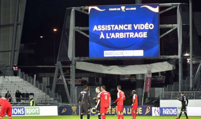 L'assistance vidéo en Coupe de la Ligue, ici utilisée lors d'Angers-Montpellier mercredi, au cœur de