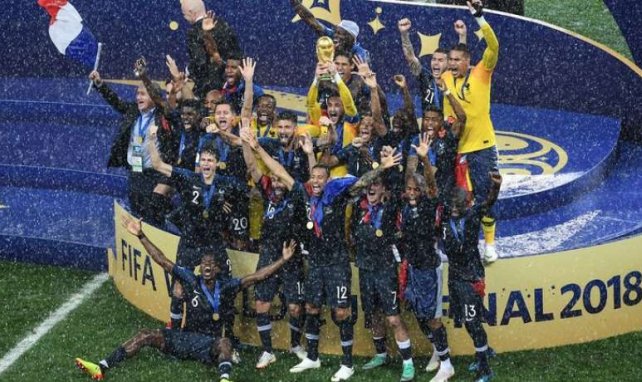L'équipe de France soulève le trophée de la Coupe du Monde