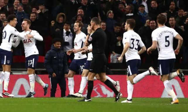 La joie des joueurs de Tottenham après le premier but marqué à Wembley contre Manchester United