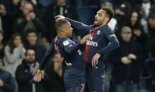 Layvin Kurzawa fête son but contre Montpellier avec Kylian Mbappé