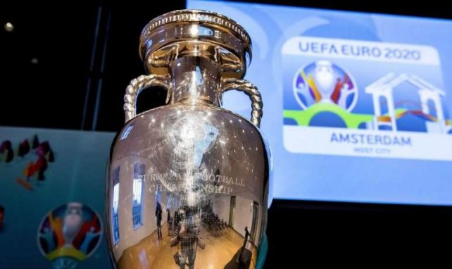 Le trophée de l'Euro 2020 présenté à Amsterdam