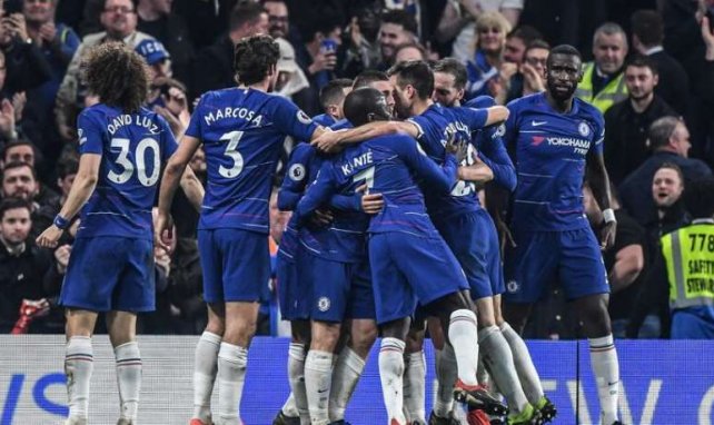 Les joueurs de Chelsea célèbrent le but de Pedro contre Tottenham