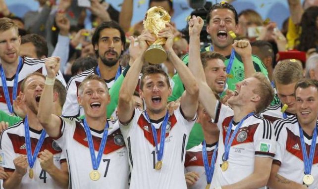 Les joueurs de l'Allemagne brandissent la Coupe du monde au Brésil en 2014