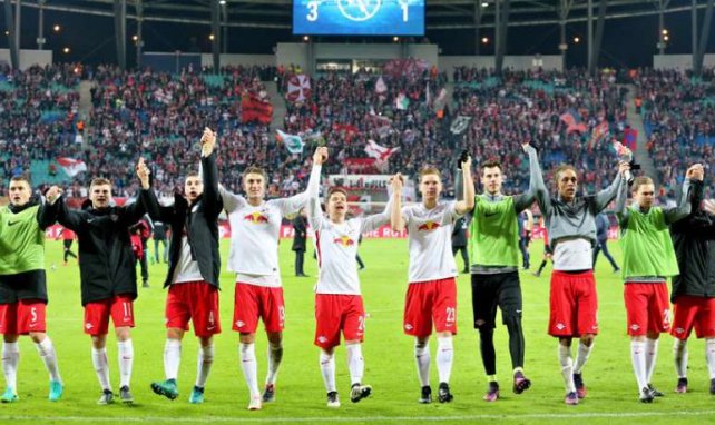 Les joueurs de Leipzig fêtent la victoire contre Mayence avec leur public