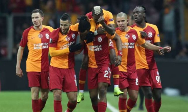 Les joueurs du Galatasaray célèbrent un but contre le Benfica Lisbonne en Ligue Europa