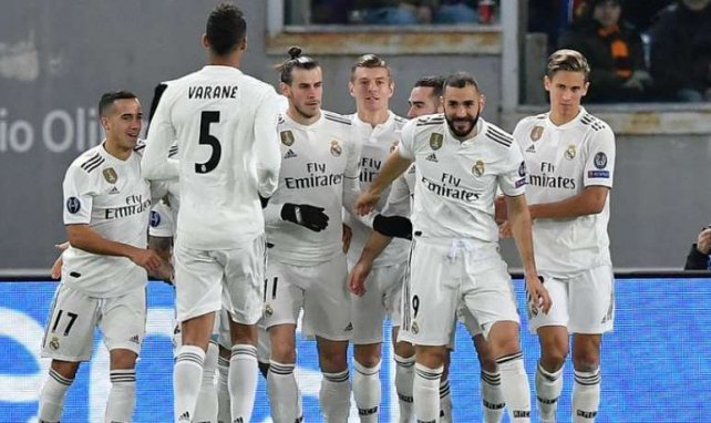 Les joueurs du Real Madrid congratulent Gareth Bale lors de l'ouverture du score contre l'AS Roma