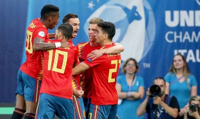 Les joueurs espagnols célèbrent le premier but de la rencontre, oeuvre de Fabian Ruiz