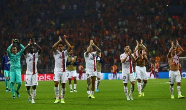Les joueurs parisiens félicitent leurs supporters après la victoire face à Galatasaray