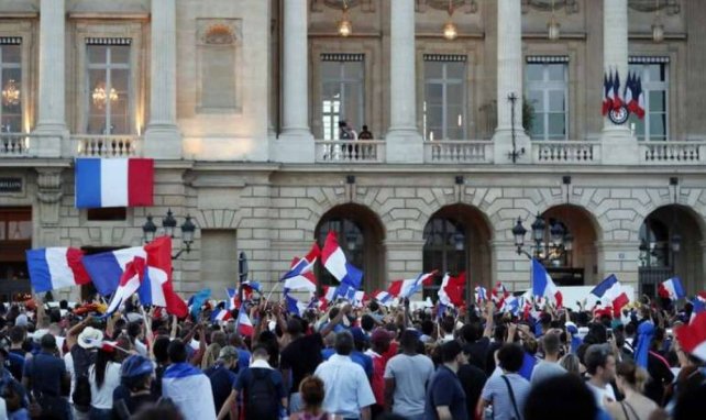 Les supporters des Bleus ont attendu, en vain, leurs héros devant l'Hôtel de Crillon