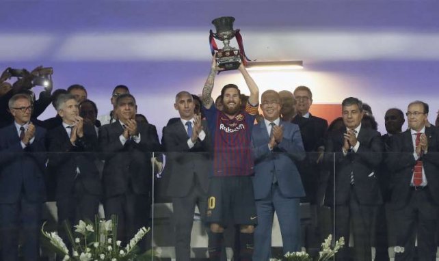 Lionel Messi soulève la Supercoupe d'Espagne remportée par le Barça en 2018 face à Séville