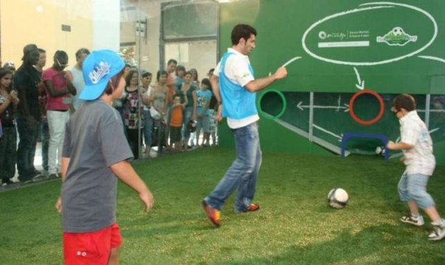Luís Figo accueille les jeunes dans sa Petite École