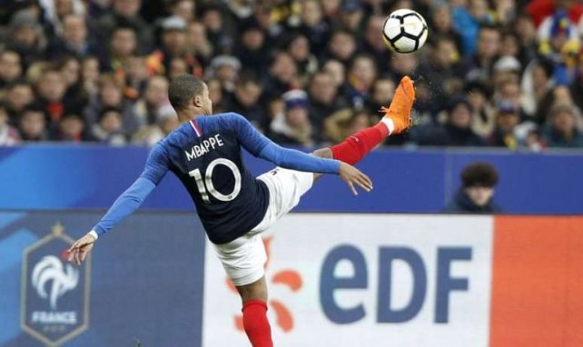 Mbappé en action avec le nouveau maillot de l'Equipe de France pour la Coupe du Monde 2018