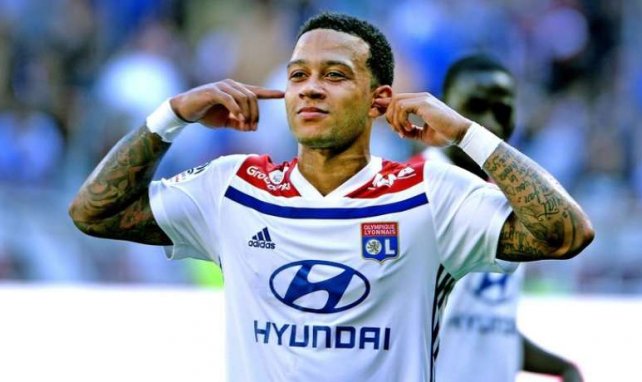 Memphis célébrant son but face à Amiens