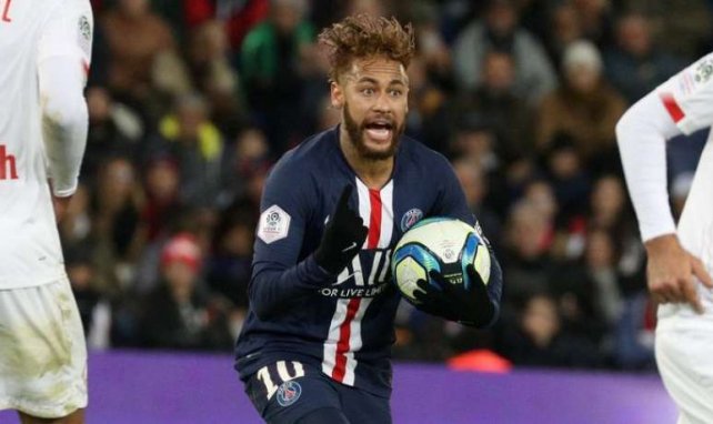 Neymar célèbre un but avec le PSG en Ligue 1