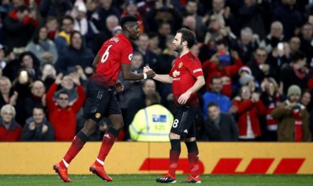 Pogba félicité par Juan Mata lors de la rencontre entre MU et Huddersfield
