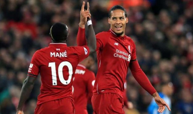 Sadio Mané et Virgil van Dijk célèbrent un but avec Liverpool