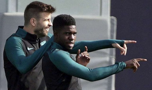 Samuel Umtiti plaisante avec Gerard Piqué lors d'un entraînement du Barça