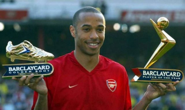 Thierry Henry pose avec les trophées de meilleur joueur et meilleur buteur de Premier League