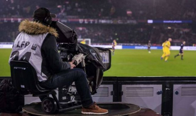 Un cameraman filme un match de Ligue 1 entre le PSG et le FC Nantes