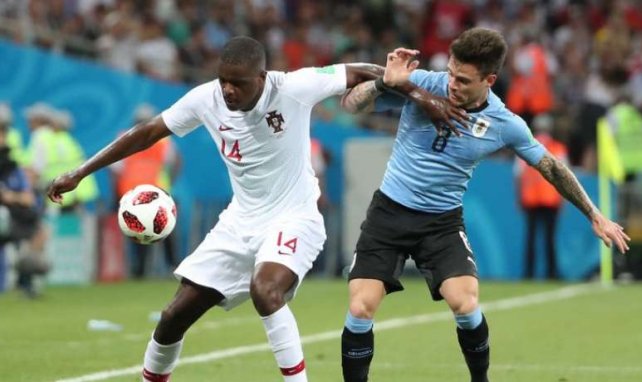 William Carvalho au duel avec Nahitan Nandez lors d'Uruguay-Portugal à la Coupe du Monde