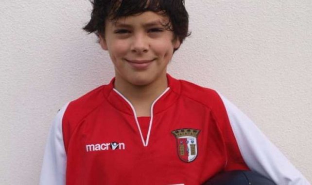 Xixo pose avec son nouveau maillot