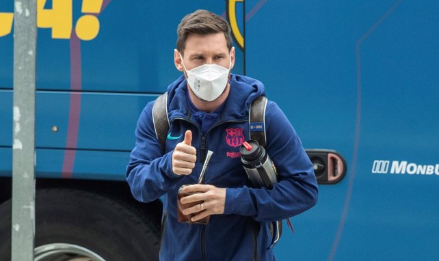 Lionel Messi a l'air d'aller en descendant du bus avec son maté