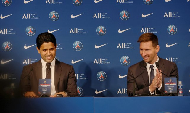 Nasser Al-Khelaifi et Lionel Messi lors de la conférence de presse