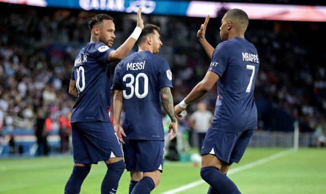 Neymar, Messi et Mbappé célèbrent un but avec le PSG