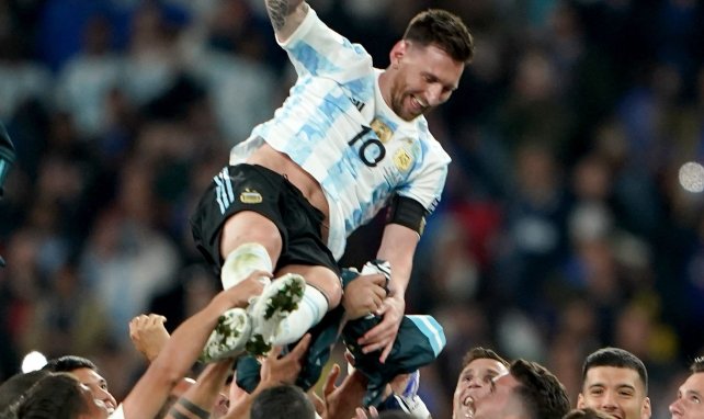 Lionel Messi porté en héros par ses partenaires de sélection
