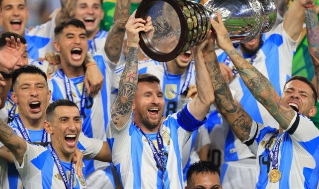 Messi avec le trophée de la Copa América 2024