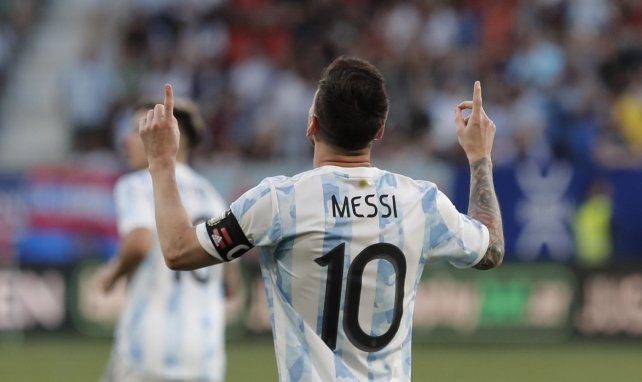 Lionel Messi célèbre un de ses buts lors du match amical entre l'Argentine et l'Estonie