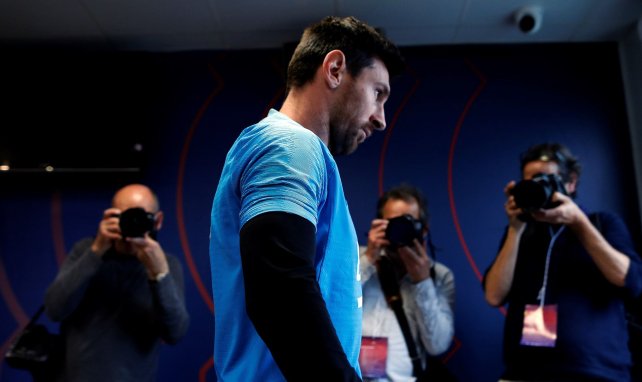 Lionel Messi photographié par des journalistes