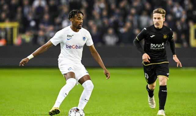 Mike Trésor avec son ancien club de Genk. 