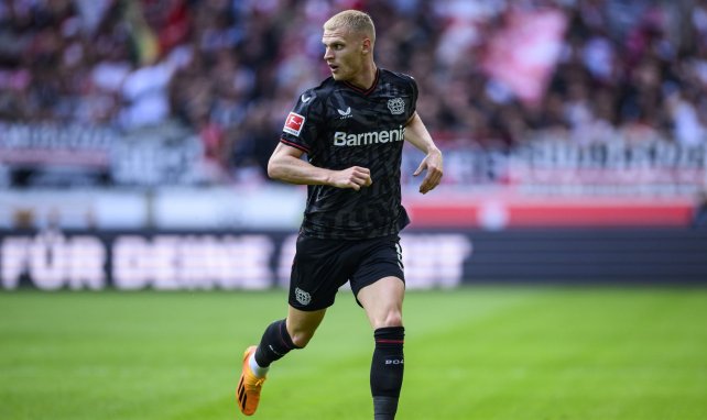 Mitchel Bakker, avec le maillot du Bayer Leverkusen (2021-2023).