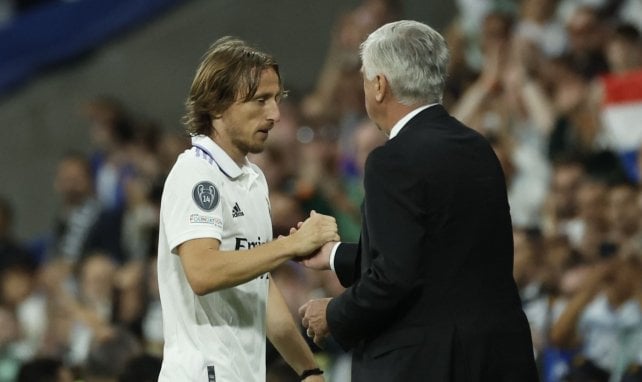 Luka Modric salue Carlo Ancelotti à sa sortie du terrain