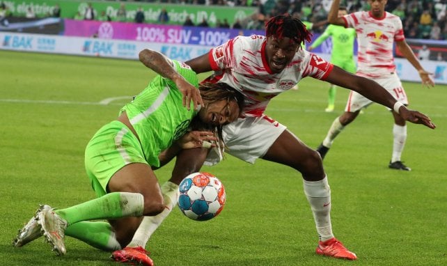 Mohamed Simakan (Leipzig) face à Kevin Mbabu (Wolfsbourg)