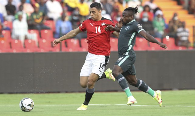 Moses Simon en action avec le Nigeria contre l'Égypte à la CAN 2021