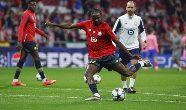 Ngal'ayel Mukau à l'échauffement avec le LOSC