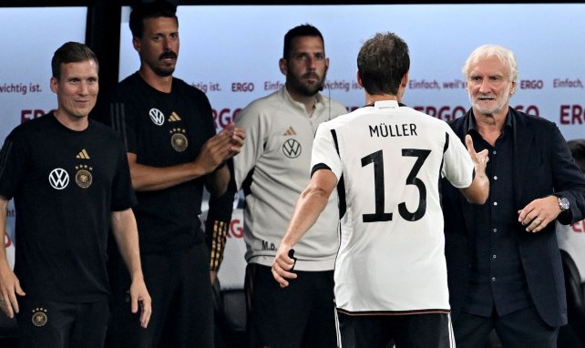 Thomas Müller félicité par Rudi Völler.