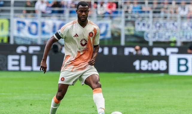 Evan NDicka avec l'AS Roma.