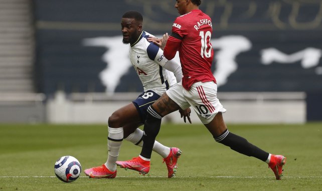 Tanguy Ndombélé tente de déborder Rashford contre Manchester United