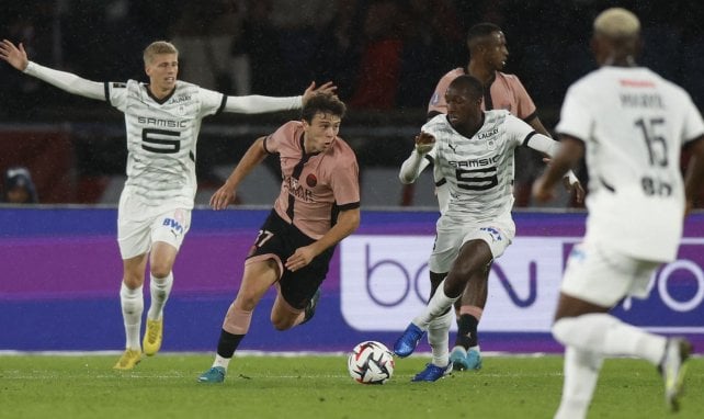 João Neves en action avec le PSG.