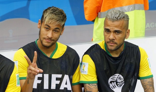 Neymar et Daniel Alves sur le banc lors de la Coupe du Monde au Brésil